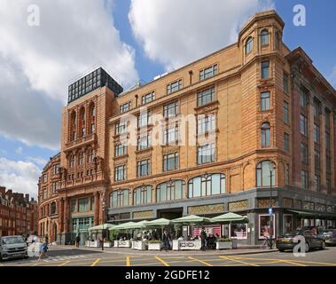 Terrazza caffè sul marciapiede presso il grande magazzino Harrods, Hans Crescent Knightsbridge, il quartiere più ricco di Londra. Foto Stock