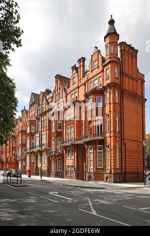 Ornate case in mattoni rossi su Pont Street, Chelsea, Regno Unito. Adiacente a Hans Place, una piazza giardino e sede dei super ricchi di Londra. Foto Stock