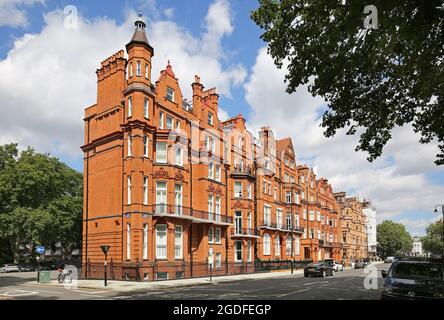 Ornate case in mattoni rossi su Pont Street, Chelsea, Regno Unito. Adiacente a Hans Place, una piazza giardino e sede dei super ricchi di Londra. Foto Stock