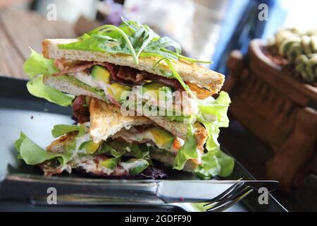 Panini con meet e verdure su sfondo di legno Foto Stock