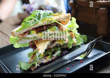 Panini con meet e verdure su sfondo di legno Foto Stock