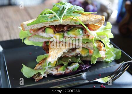 Panini con meet e verdure su sfondo di legno Foto Stock