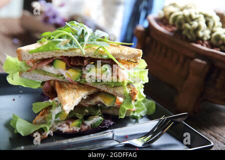 Panini con meet e verdure su sfondo di legno Foto Stock