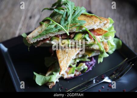 Panini con meet e verdure su sfondo di legno Foto Stock