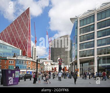 Terminus Place, la piazza pedonale fuori dalla stazione ferroviaria di Victoria, Londra, Regno Unito. Mostra Victoria Palace Theatre (centro), Nova South (sinistra, rosso) Foto Stock