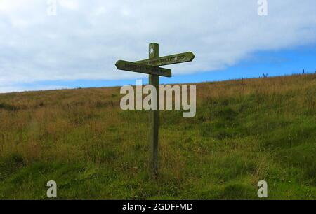 Indicazioni sulla Southern Upland Way (Scozia) vicino al faro di Killantringan.(Killantringan deriva da 'Cill Shaint Ringain' - la cappella di St Ringan; Saint Ringain o Ringain è un rinvio medievale a Saint Ninian. Foto Stock