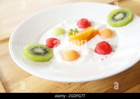 Budino di frutta su sfondo di legno Foto Stock