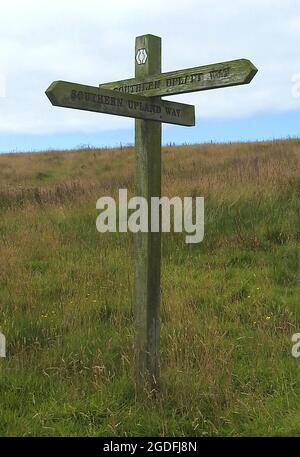 Indicazioni sulla Southern Upland Way (Scozia) vicino al faro di Killantringan.(Killantringan deriva da 'Cill Shaint Ringain' - la cappella di St Ringan; Saint Ringain o Ringain è un rinvio medievale a Saint Ninian. Foto Stock