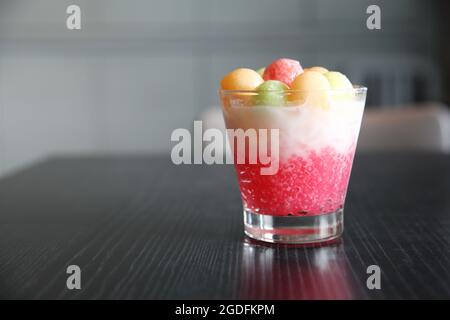 Pudding di perle di tapioca con frutta Foto Stock