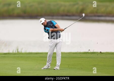 Alfie Plant suona il 18° giorno del Cazoo Classic al London Golf Club di Ash, Kent. Data immagine: Venerdì 13 agosto 2021. Foto Stock