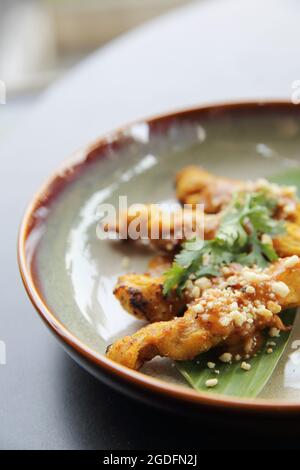 satay di pollo, ayam di sate e lontong con salsa di arachidi Foto Stock