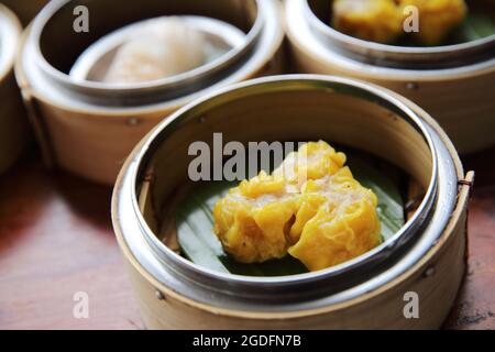 Gnocchi di maiale cinese al vapore dim sum Foto Stock