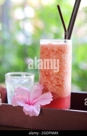 Mescolare il succo di frutti di bosco Foto Stock