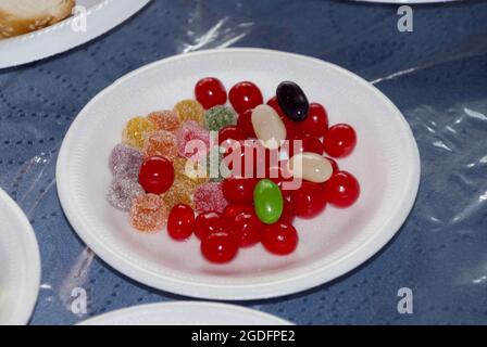 Piatto in polistirene con caramelle in festa di compleanno Foto Stock