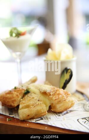 Roti di cibo fusion con formaggio e patatine fritte Foto Stock