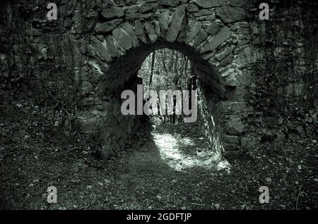 Antiche rovine storiche del castello di Scharfeneck con finestra in pietra e luce del sole bianco e nero. All'interno di una rovina storica. Umore spooky. Un castello abbandonato. Foto Stock