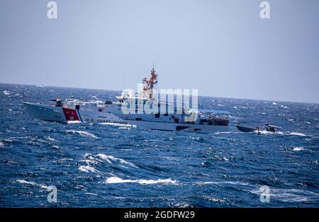 210810-N-KY668-1144 MAR DEI CARAIBI - (AGO. 10, 2021) – i guardie della costa degli Stati Uniti assegnati al LEDET (LEDET) 406, insieme ai marinai assegnati alla nave da combattimento a terra libera USS Billings (LCS 15), tirano a fianco del tagliatore USCGC Isaac Mayo (WPC 1112) della Guardia costiera degli Stati Uniti Durante la conduzione di operazioni su imbarcazioni gonfiabili a scafo rigido (RHib) nel Mar dei Caraibi, 10 agosto 2021. Billings viene dispiegato nella quarta area operativa della flotta statunitense per supportare la missione della Joint Interagency Task Force South, che include missioni di lotta al traffico illecito di droga nel Caribe Foto Stock