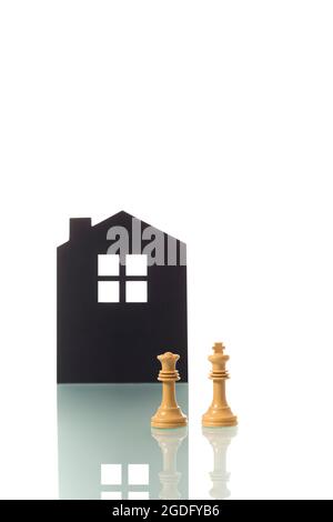 Fotografia concettuale di due pezzi di scacchi bianchi (re e regina) metaforicamente raffiguranti una coppia eterosessuale bianca senza figli, con il silhouett Foto Stock