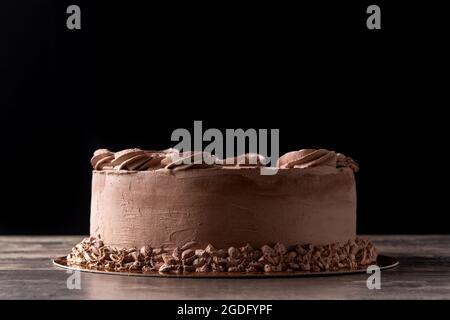 Pezzo di torta al tartufo di cioccolato su tavolo di legno Foto Stock