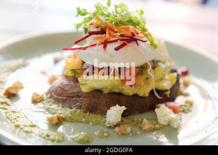 uova benedetto con salsa di asparagi Foto Stock
