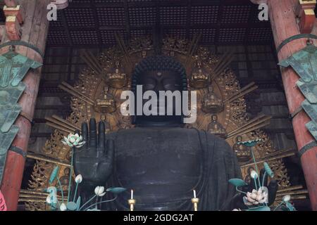 Daibutsu con Kokuzo Bosatsu nella grande sala del Buddha al tempio Todaiji a nara Foto Stock