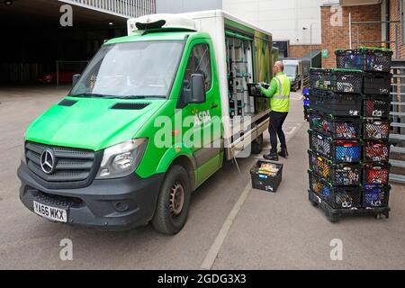 Vista esterna del supermercato Asda negozio di affari negozio operaio conducente caricamento ordini di shopping online in Mercedes alimentare drogheria consegna van Inghilterra UK Foto Stock