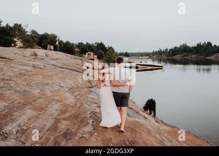 Giovane passeggiate con il cane, Algonquin Park, Canada Foto Stock