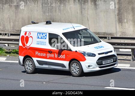 Vista frontale del National Health Blood Transfusion Service NHS Ford van dare immagini di sangue sul lato del veicolo che guida lungo autostrada strada Inghilterra UK Foto Stock