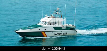 Vista laterale ad alta velocità Spagna Guardia Civil polizia pattuglia boat off Palma lungomare e porto di Maiorca Baleari Spagna Mar Mediterraneo Foto Stock