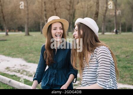 Felice fidanzate nel parco Foto Stock