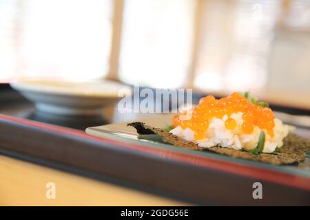 Cibo giapponese ikura sushi, salmone roe con riso Foto Stock