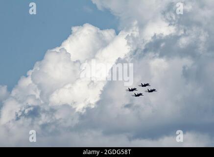 Lo squadrone dimostrativo di volo della Marina degli Stati Uniti Blue Angels per l'Owensboro Air Show giovedì 12 agosto 2021 a Owensboro, Daviess County, KY, STATI UNITI. Più di 30,000 persone frequentano solitamente l'evento annuale di tre giorni, che doveva essere cancellato nel 2020 a causa della pandemia del COVID-19. (Apex MediaWire Photo by Billy Suratt) Foto Stock