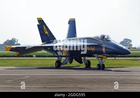 F/A-18E Super Hornet Blue Angel 4 dello squadrone di dimostrazione del volo Blue Angels della marina degli Stati Uniti è parcheggiato all'aeroporto regionale della contea di Owensboro-Davies il giorno prima dell'inizio dell'Owensboro Air Show giovedì 12 agosto 2021 a Owensboro, Davies County, KY, STATI UNITI. Più di 30,000 persone frequentano solitamente l'evento annuale di tre giorni, che doveva essere cancellato nel 2020 a causa della pandemia del COVID-19. (Apex MediaWire Photo by Billy Suratt) Foto Stock