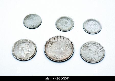 Vecchie monete d'argento egiziane da una libbra, 50 pirati e 25 pirati 1970 soggetto Presidente Nasser, moneta commemorativa del presidente Gamal Abdel Nasser Foto Stock