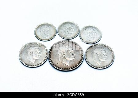 Vecchie monete d'argento egiziane da una libbra, 50 pirati e 25 pirati 1970 soggetto Presidente Nasser, moneta commemorativa del presidente Gamal Abdel Nasser Foto Stock