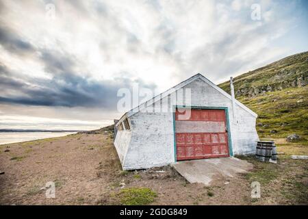 Vecchia casa di barche sulle rive di Iqualuit, Canada. Foto Stock