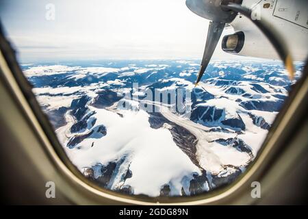 Vista aerea dei ghiacciai e delle montagne da una finestra in piano. Foto Stock