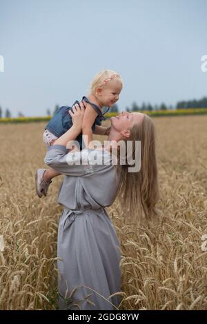 felicità agli occhi di madre e bambino Foto Stock