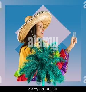 Collage d'arte contemporanea. Alla scoperta delle tradizioni messicane. Giovane donna in sombrero con un bicchiere e una bottiglia di tequila. Foto Stock