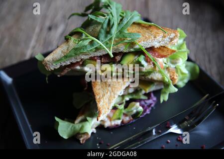 Panini con meet e verdure su sfondo di legno Foto Stock