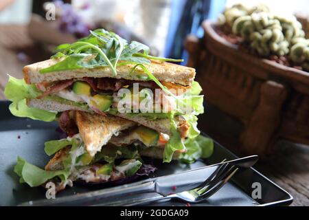 Panini con meet e verdure su sfondo di legno Foto Stock