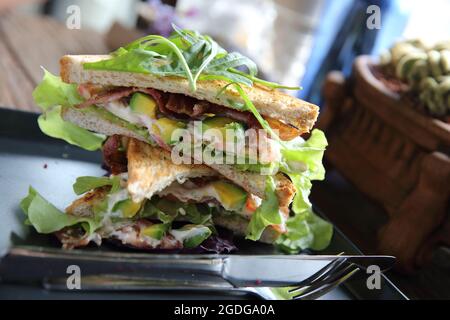 Panini con meet e verdure su sfondo di legno Foto Stock