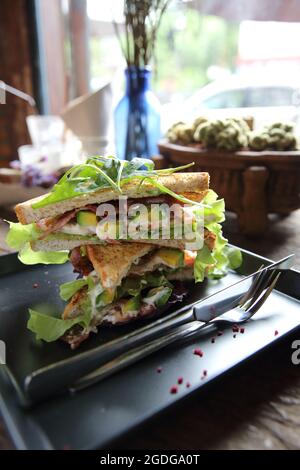 Panini con meet e verdure su sfondo di legno Foto Stock