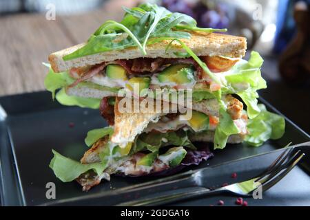Panini con meet e verdure su sfondo di legno Foto Stock