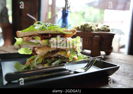 Panini con meet e verdure su sfondo di legno Foto Stock
