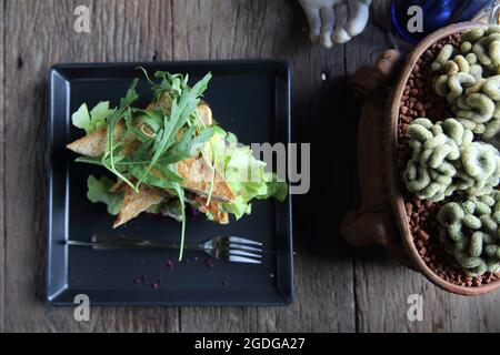 Panini con meet e verdure su sfondo di legno Foto Stock