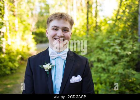 Ritratto di felice bel giovane uomo vestito. Foto Stock