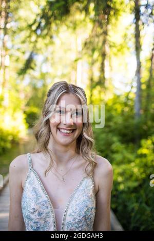 primo piano ritratto di bella donna bionda sorridente. Foto Stock