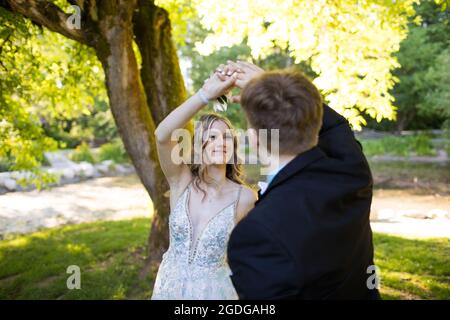 Giovane coppia attraente ballare, girando nella natura. Foto Stock