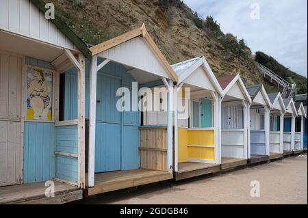 Vista ad angolo delle nuove baite colorate di Swanage Foto Stock